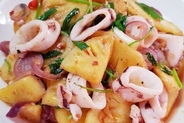 Cách xào mực với dứa