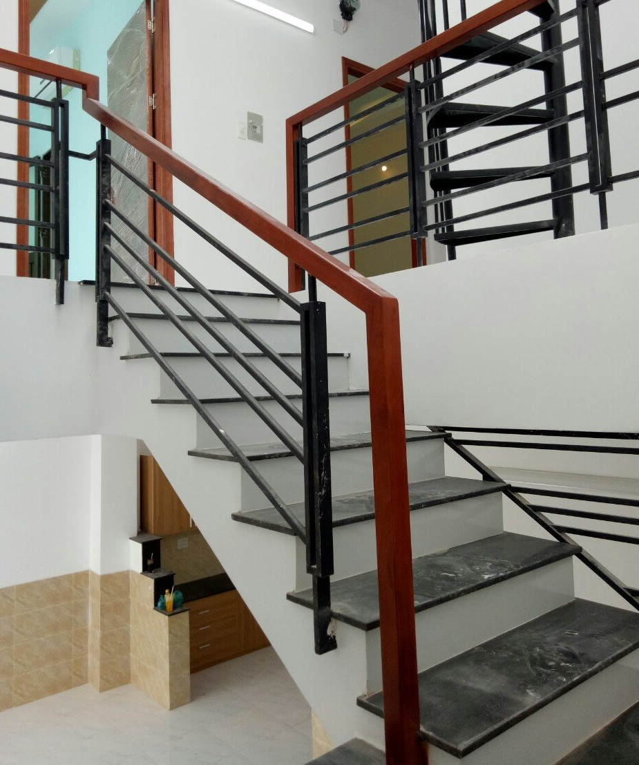 Cầu thang sắt tay vịn gỗ đẹp