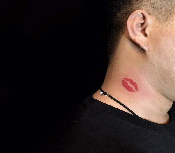 Hình xăm môi ở cổ
