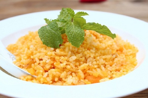 Làm cơm rang trứng