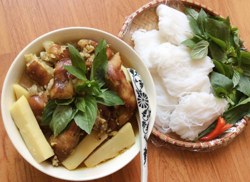 Thịt chó nấu măng