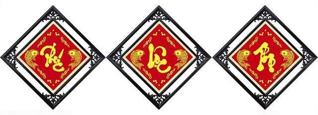 Tranh treo đối diện bàn thờ